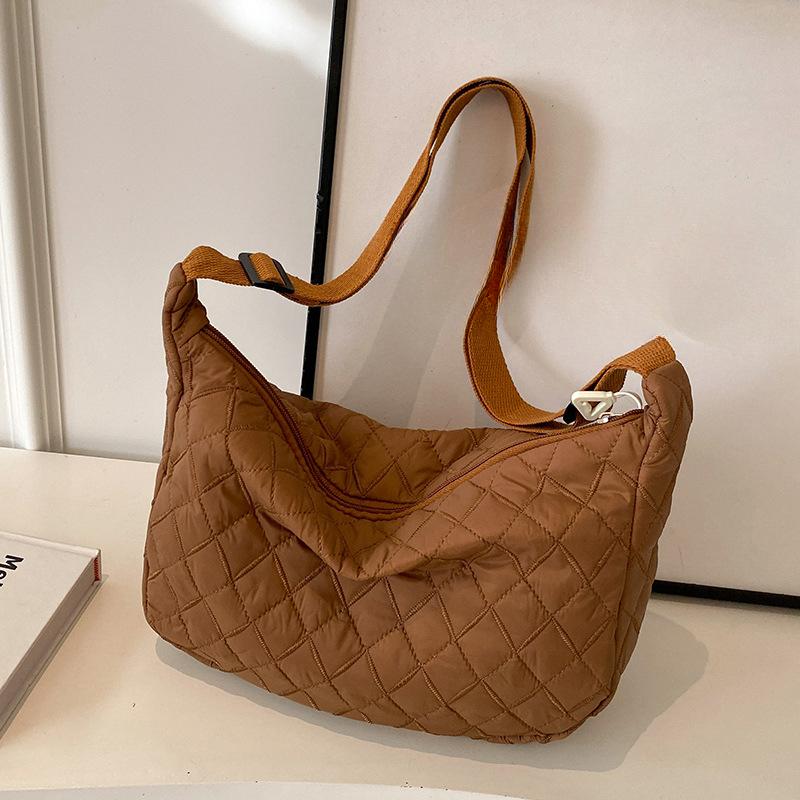 

Популярная сумка кроссбоди с бриллиантами для женщин Осень-Зима Новая женская сумка на плечо Ins Нишевый дизайн Сумка-пельмень