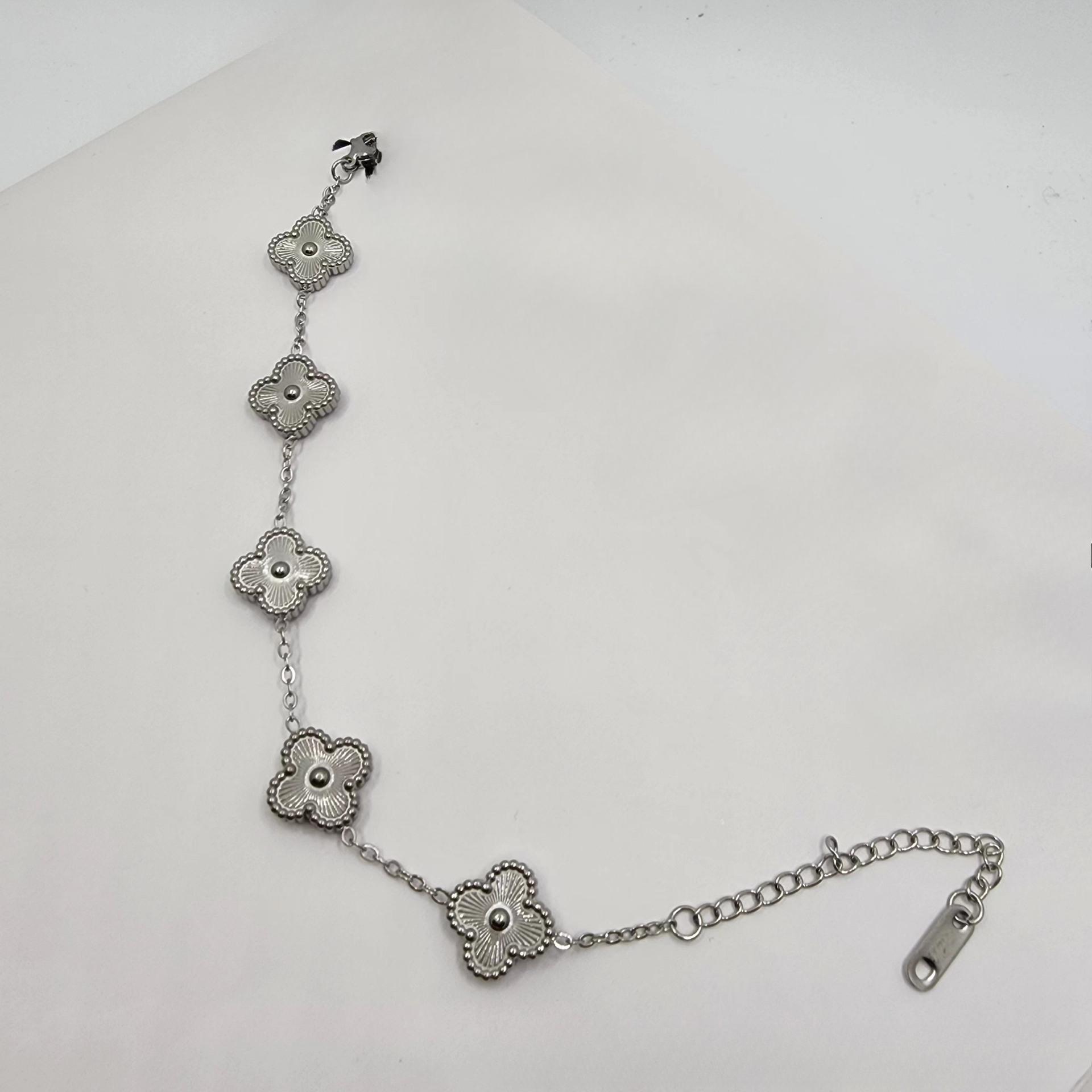 

Модный браслет «Четырехлистный клевер» Премиальное ощущение Титановая сталь Женский браслет серебряный