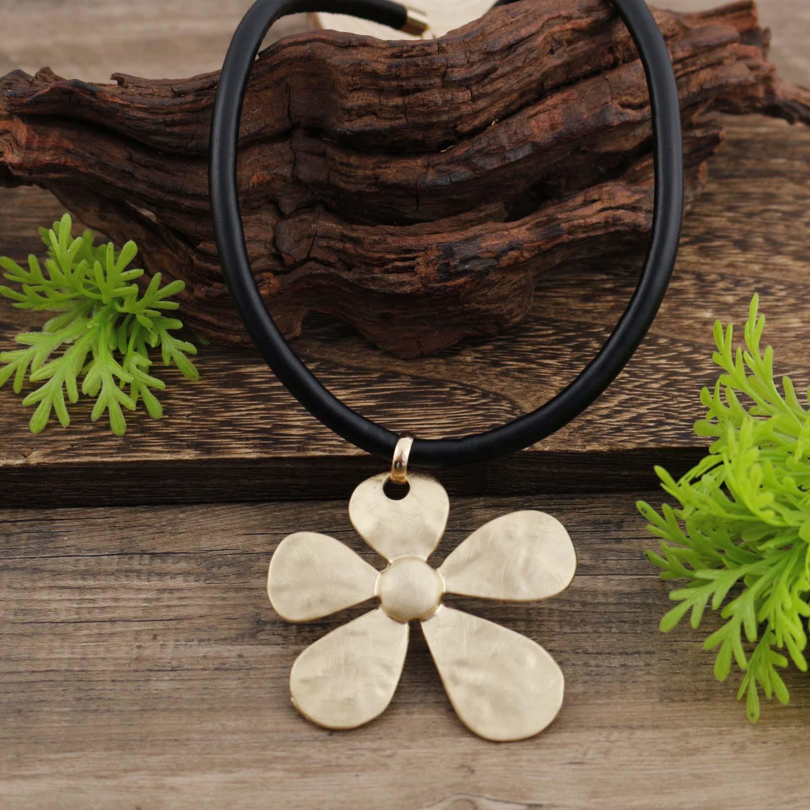 

Новый геометрический кулон из матовой кожи с цветочным узором на шнурке, женское преувеличенное высококлассное цветочное универсальное шейное ожерелье