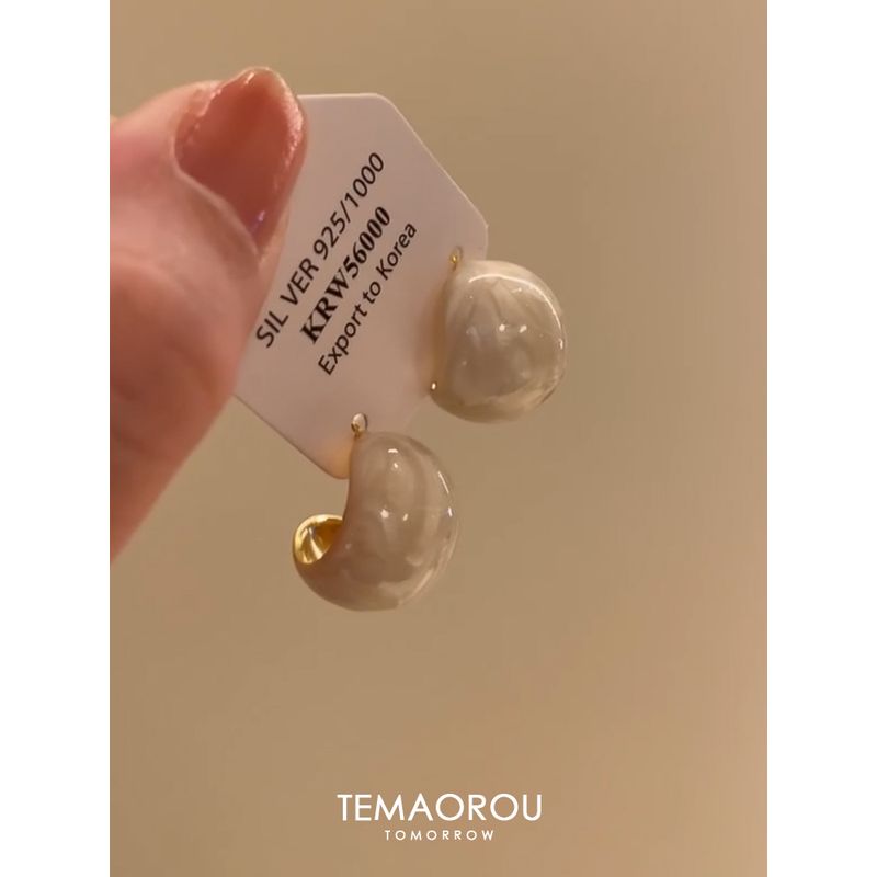 French style Retro Milky White Drop Glaze Artistic Sense Bean Stud Earrings Women Elegant Oval Geometric Earrings Ear Clip without Pierced Ears