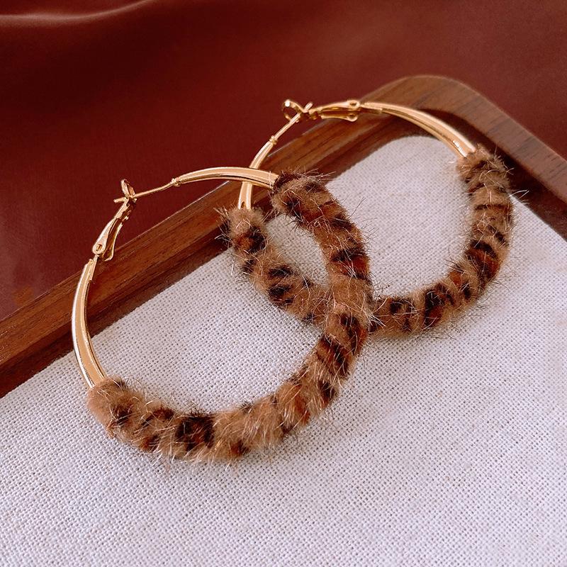 Orecchini a Cerchio con Ciondolo Rotondo Stampa Leopardo Argento - Stile Retrò Hong Kong per Donna