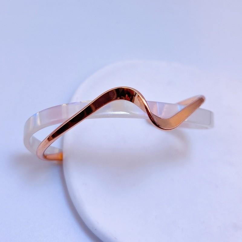 Luxury-lite Plastic Bracelet with Curved Metallic Texture, A Unique Design for Fashionable Jewelry.