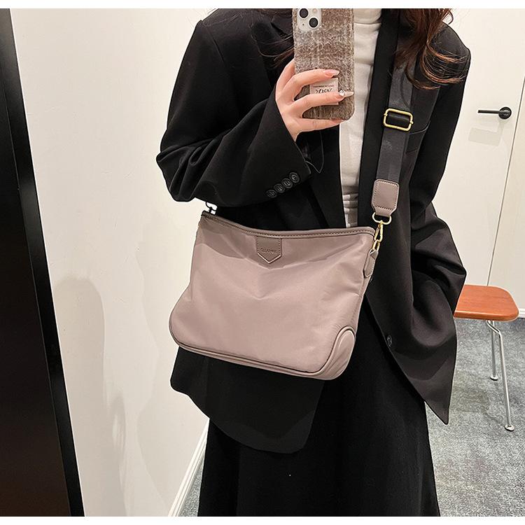 Damentasche Nylon Lässige Pendlertasche Weiche Oberfläche Große Kapazität Schulter Unterarmtasche Einfache Umhängetasche