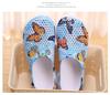 Sommer 2025 Damen Atmungsaktive Sandalen mit Schmetterlingsdruck und geschlossenem Zehen: Geruchshemmend, Dicke Sohle, Bequeme Freizeitschuhe