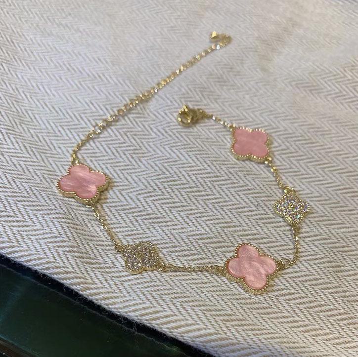 

Елегантний діамантовий жіночий браслет із чотирма листами конюшини - розкішний, унікальний і універсальний ювелірний аксесуар 641-1