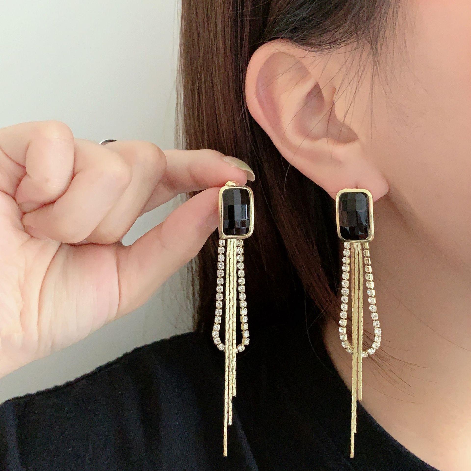 

Fashion silver needle shows face and thin earrings, light luxury earrings with a sense of design, long fringed earrings with temperament