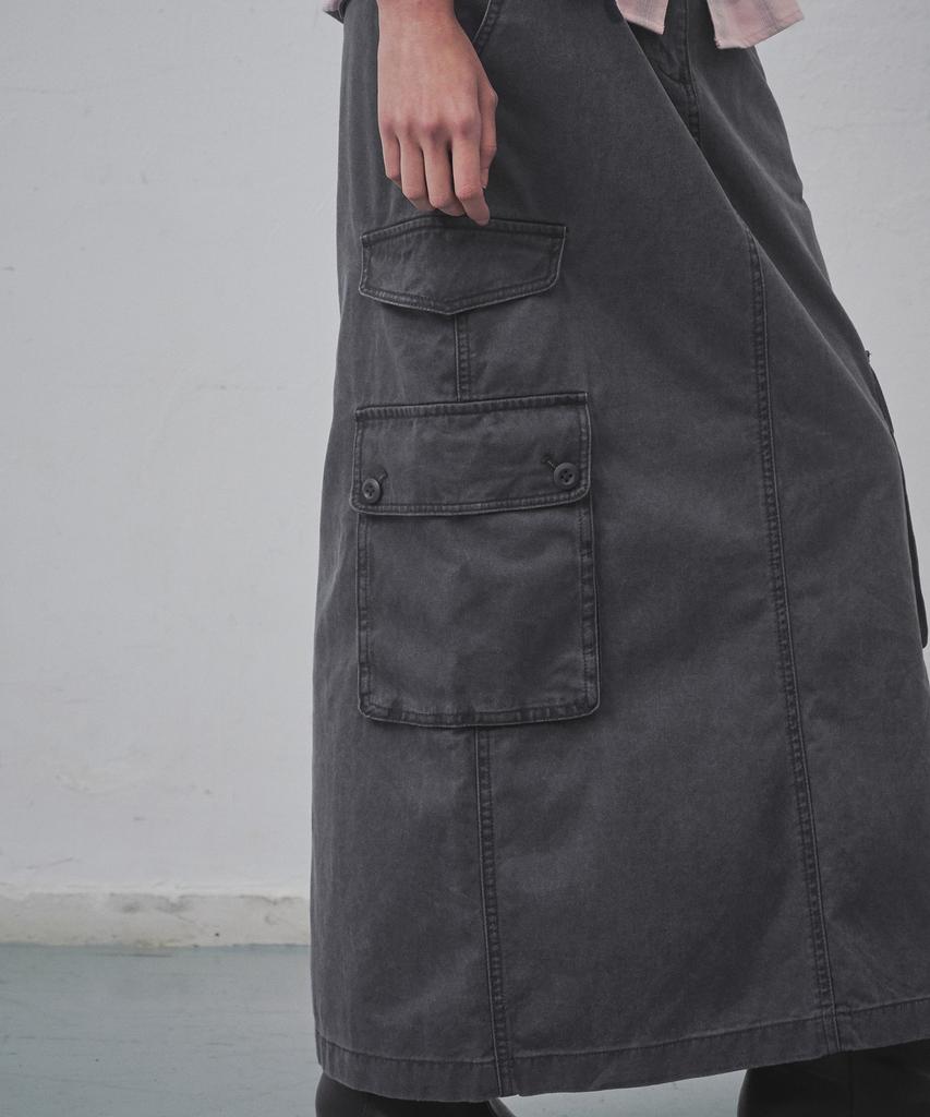 Musinsa Standard Woman Women'S Pigment Cargo Maxi Skirt [Charcoal Gray]