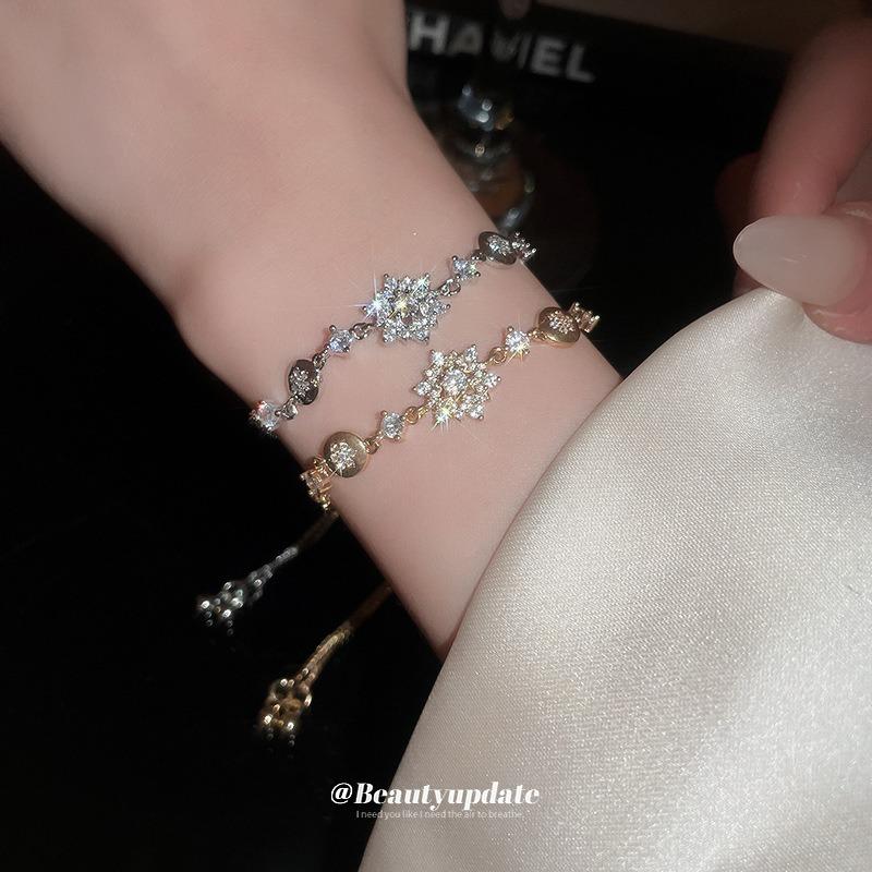 High-end diamond-encrusted snowflake pendant bracelet niche fashion design bracelet light luxury fashion temperament jewelry wholesale