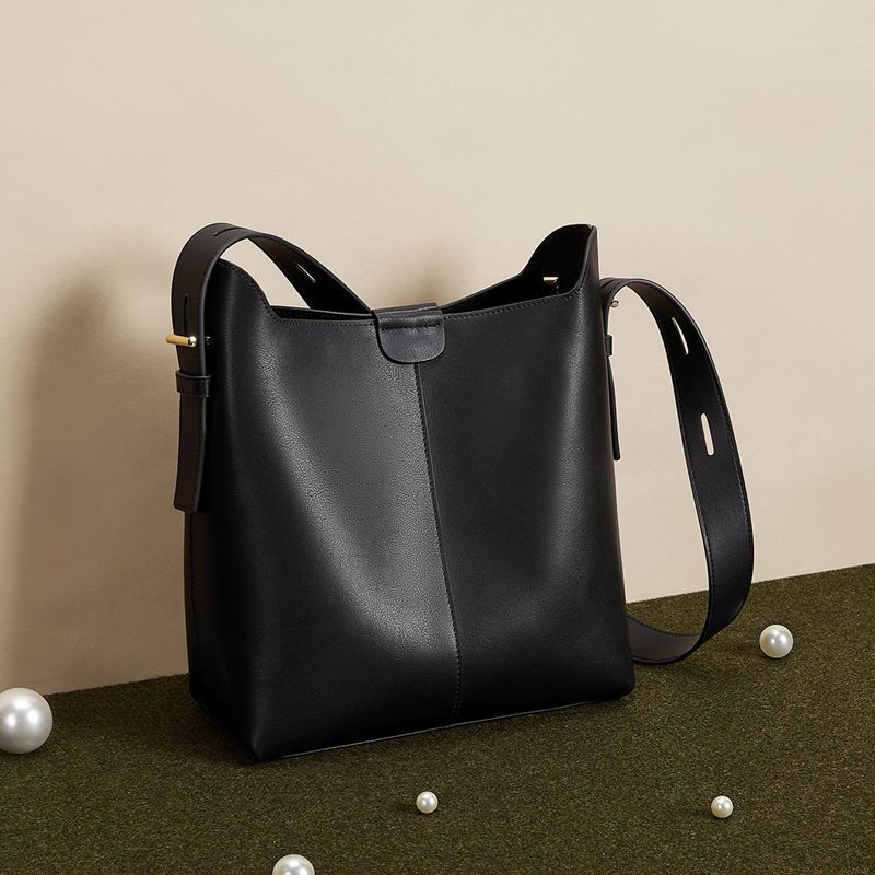 2025 New Autumn and Winter Women's Bags, Messenger Bags, Commuter Bucket Bags, High-quality Textured Large-capacity Shoulder Armpit Bags