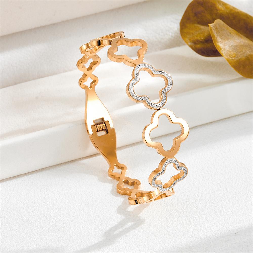 2026 New Hollow Four-leaf Clover Bracelet, High-end Sense Diamond-encrusted Bracelet, Light Luxury Temperament, Fashionable and Versatile.