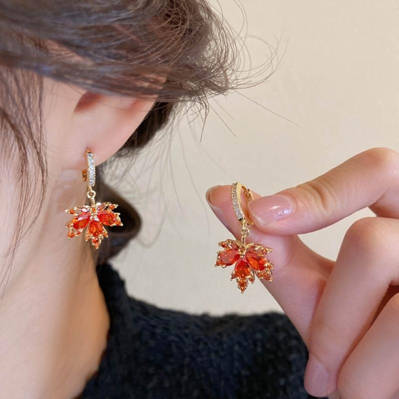 Elegant Red Crystal Maple Leaf Earrings Fashion Tassels Ear Ring Temperament Rhinestone Earwear Trendy Statement Pieces