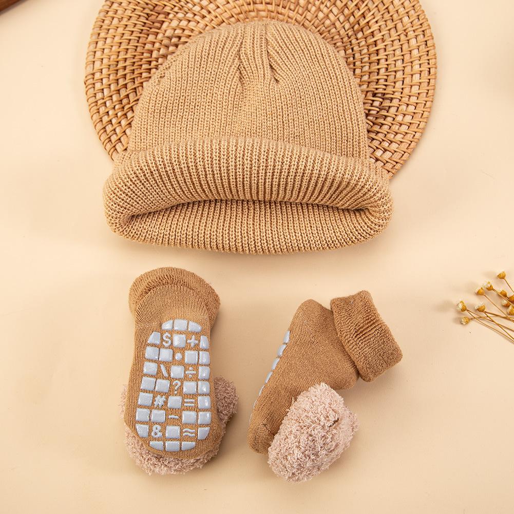 Europejski Styl Kreskówkowy Miś Zestaw Dzianinowy Czapka Beanie dla Niemowlaka z Pasującymi Skarpetkami Uroczy Zwierzęcy Zimowy Prezent dla Niemowlaka Rekwizyty do Fotografii