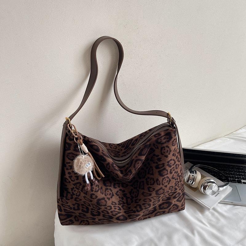 High-value Bag Women's Large-capacity New Autumn Shoulder Bag Casual Commuter Crossbody Tote Bag