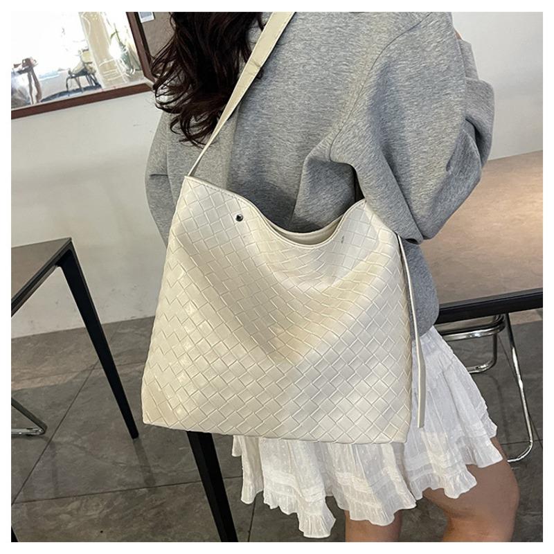 Woven Bag Women's Large-capacity New Autumn and Winter Casual Shoulder Messenger Bag Popular Bucket Bag