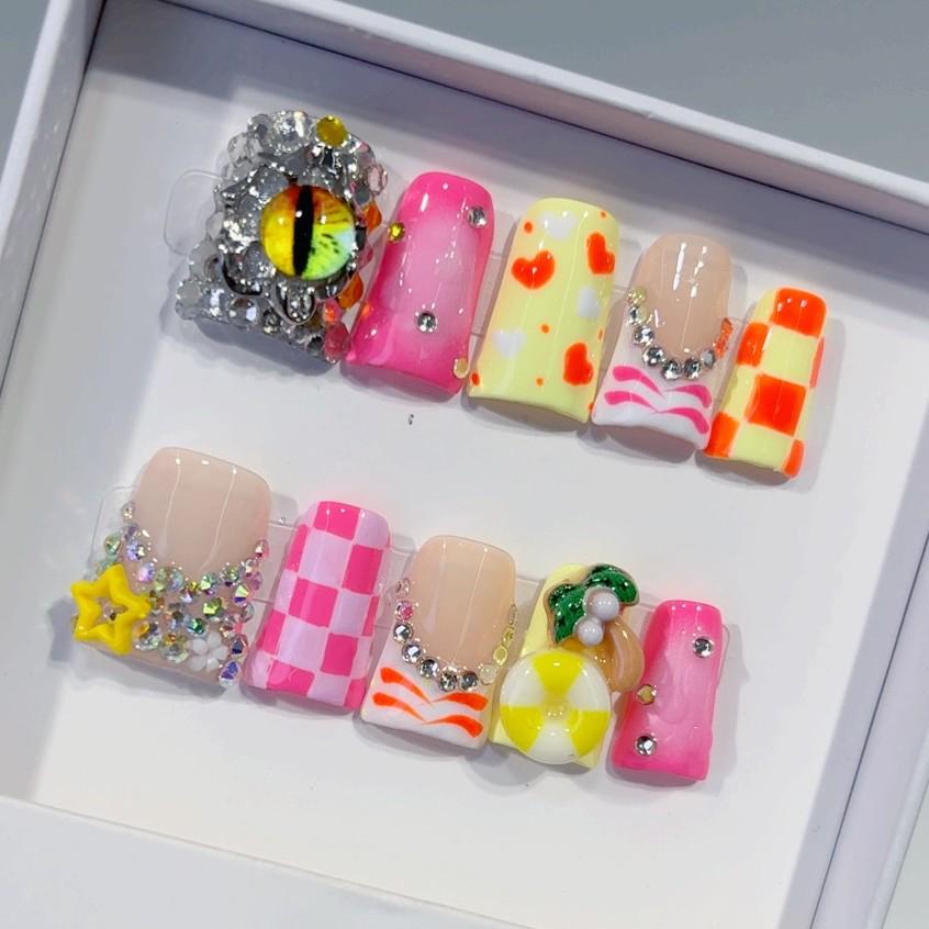 Unghie Finte a Pressione Plaid Trendy Europee Fatte a Mano con Occhi Eterocromatici e Piccoli Diamanti
