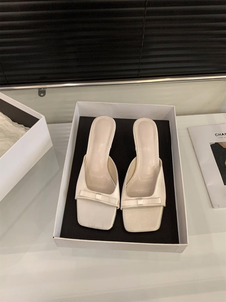 Dicker Absatz High Heels Französische kleine coole Slipper Feenschuhe Oberbekleidung 2025 Sommer Temperament Satin Schleife Sandalen