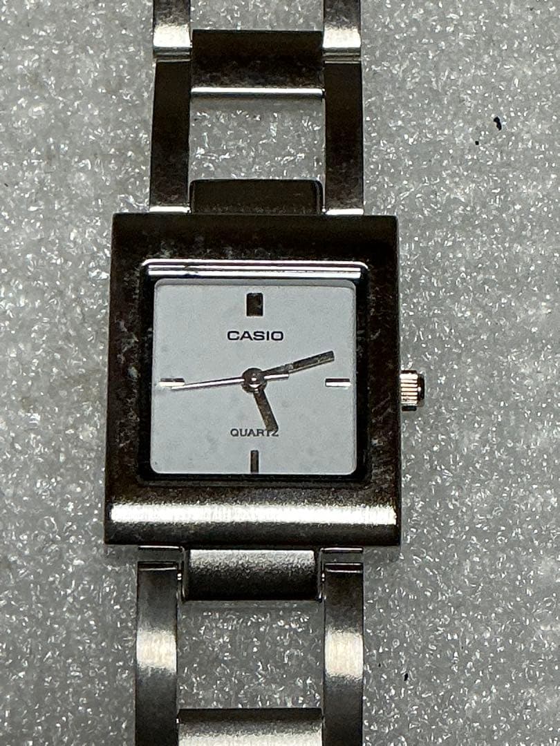 

CASIO / Fashionable quartz wristwatch Brand unused box instruction manual.