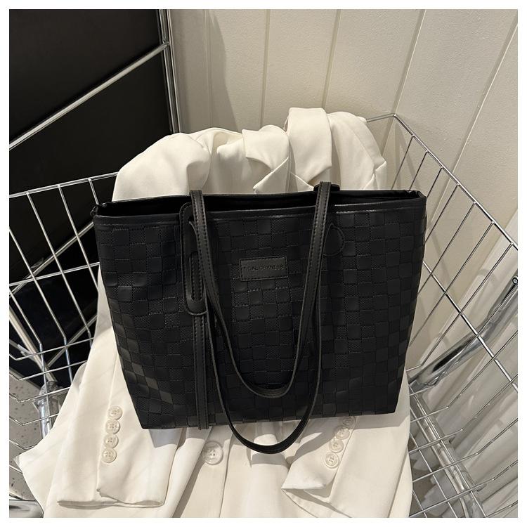 Large capacity casual PU shoulder bag 2025 new fashion pendant commuter bag simple tote bag
