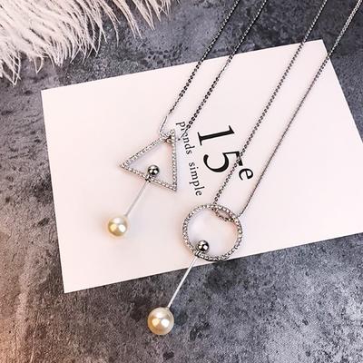 Damhalsband med pärlor från sötvatten, långt, med silverfärgad tofsspets och kubisk zirkonia