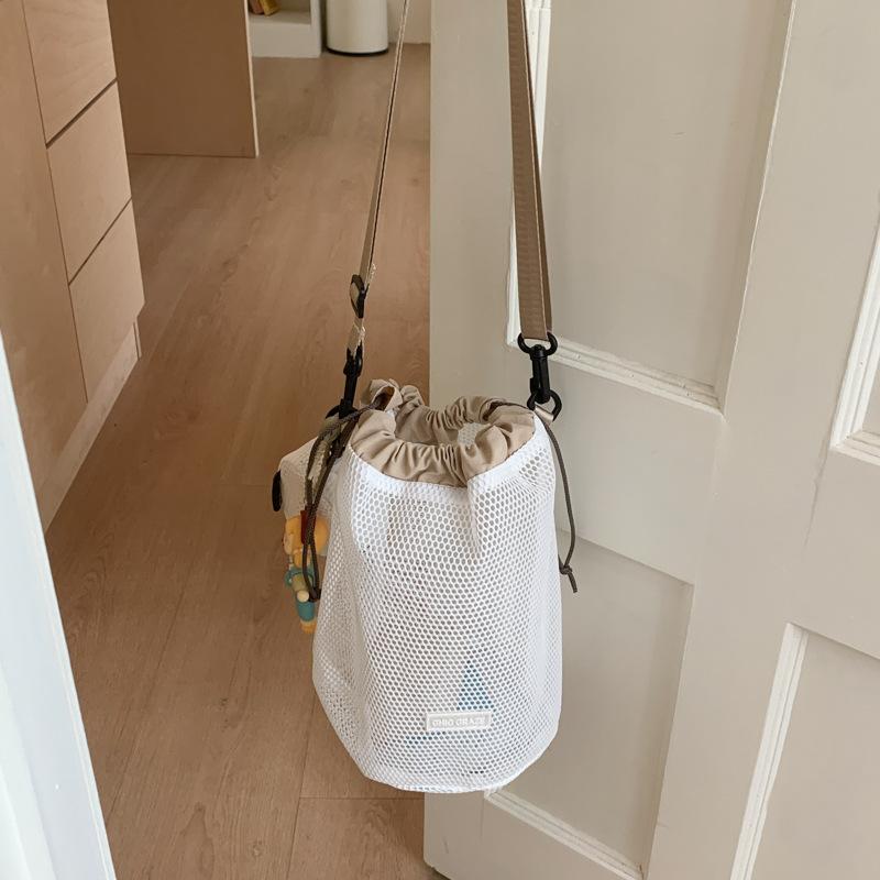 Sweet little fresh mobile phone bag women's 2025 summer new hollow shoulder bag crossbody mesh portable storage bag