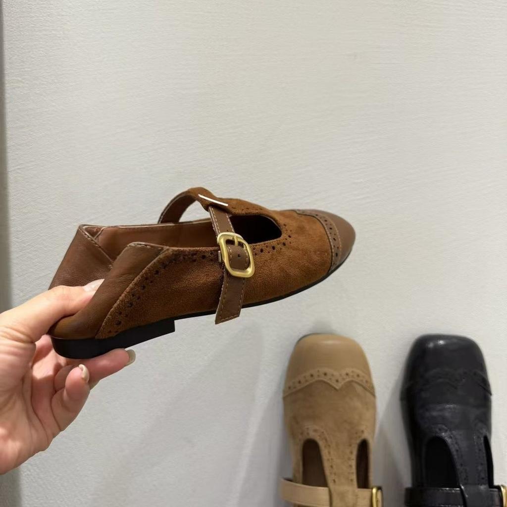 Einzelne Schuhe geschnitzt quadratischer Kopf flache Öffnung flacher Boden kleine Lederschuhe Nischen-Design Herbst