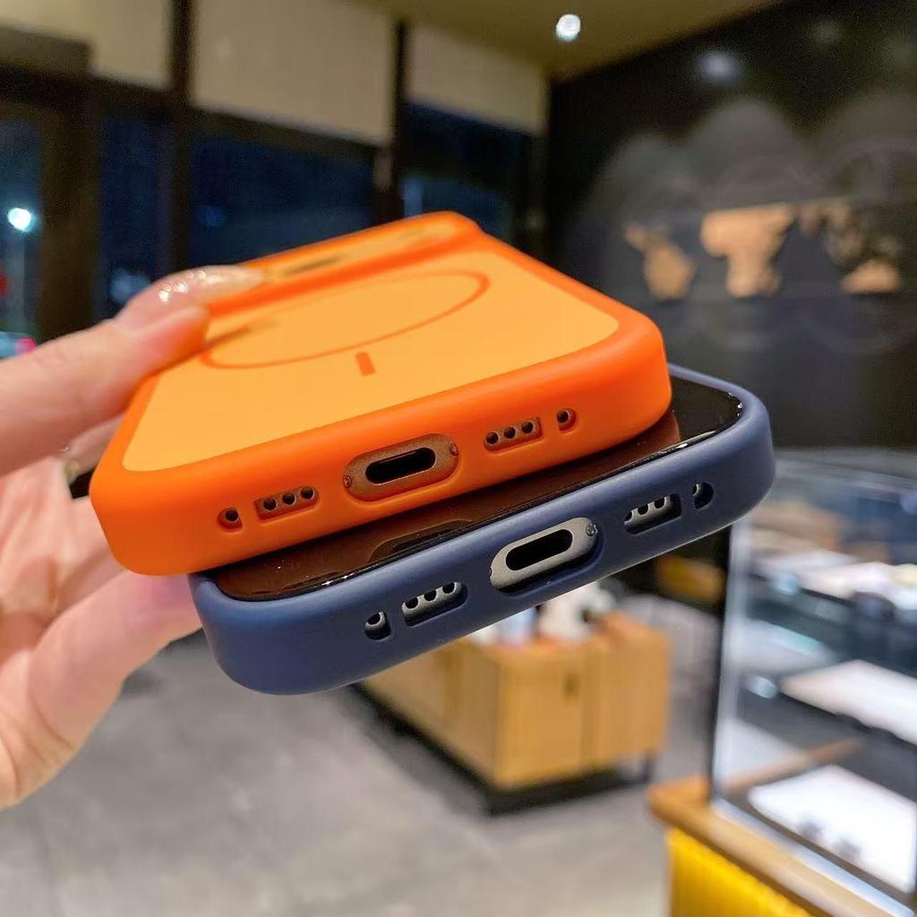 Two-Tone Soft-Touch Magnetic Case for iPhone 17Pro/16Pro Max - 14/15P Contrast Edition