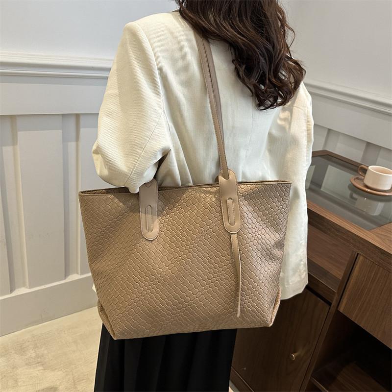 Modern Women's Tote Bag With Elegant Design And Ample Storage For Everyday Commuting