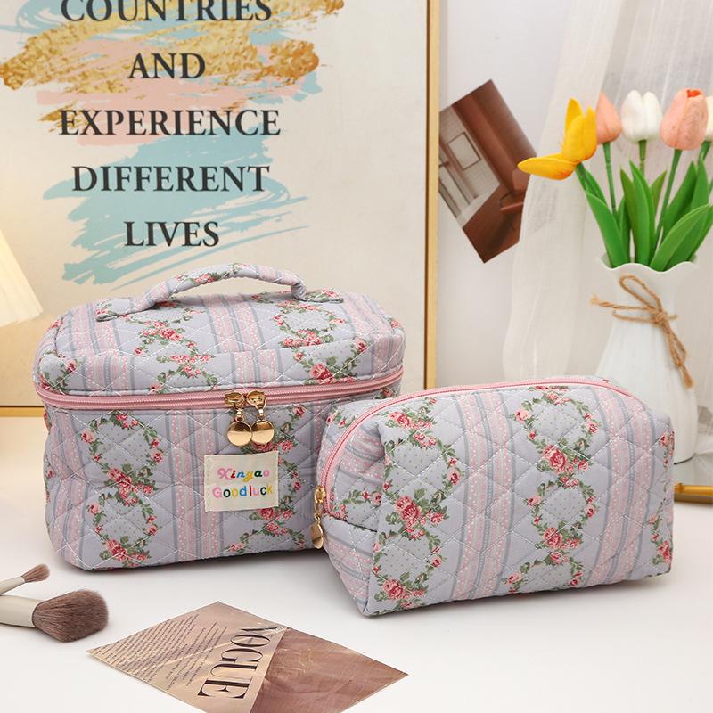 Large Capacity Quilted Floral Makeup Bag - Portable Cotton Toiletry Handbag with Cute Flower Design for Students