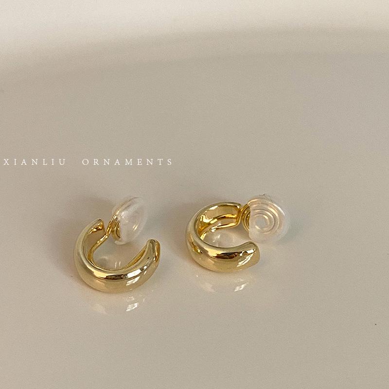 Luxe, hoogwaardige oorclip met muggenspiraal voor vrouwen - geen piercing nodig - trendy en elegant design uit 2022.