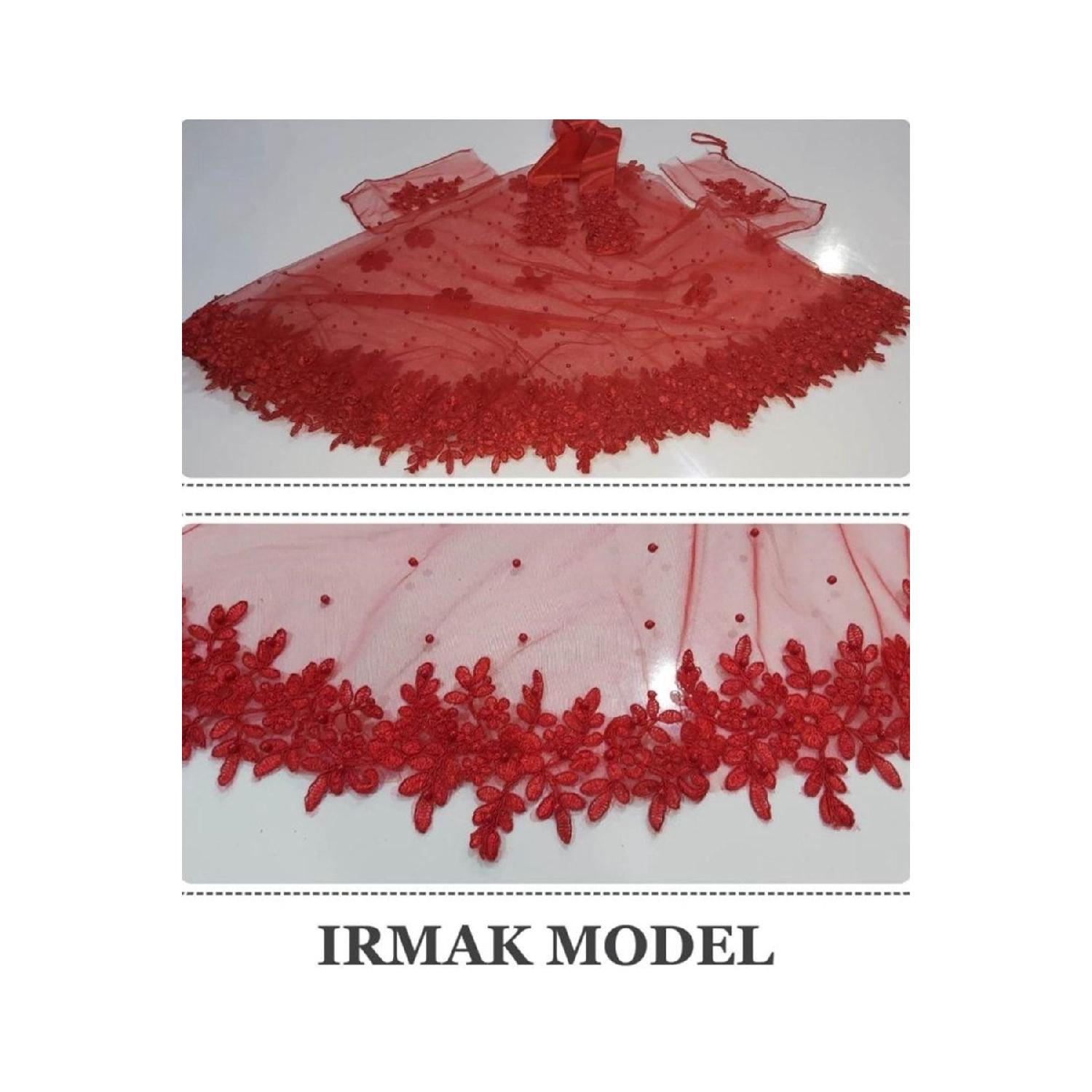 

Модель Irmak Red Veil с перчатками и комплектом с вуалью с поясом