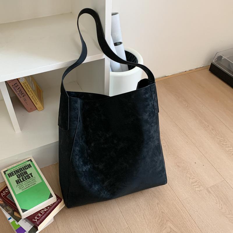 

Простая ретро сумка-портфель большой вместимости женская осенняя модная корейская сумка-тоут универсальная однотонная сумка на плечо чёрный