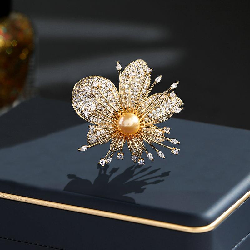 

Легкая, слегка инкрустированная цирконием трехмерная брошь-цветок осенне-зимнее пальто свитер аксессуары знаменитость темперамент корсаж женщина золотой