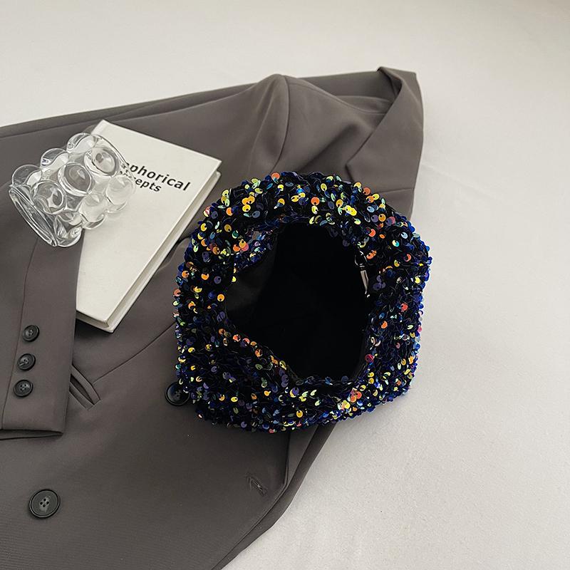 Сумка через плечо из пайеток — фото 6