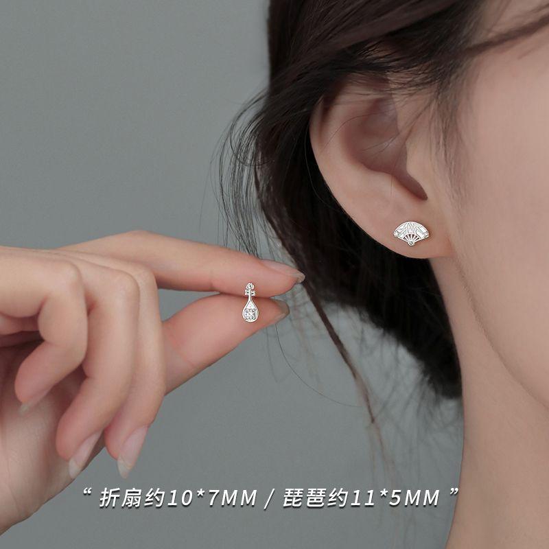 

[Xiangnan] 999 Sterling Silver Folding Fan Pipa Stud Earrings Niche Style Female 2025 New Arrival Hot-Selling Earrings Fancy Earrings 999 silver folding fan lute earrings (two price)