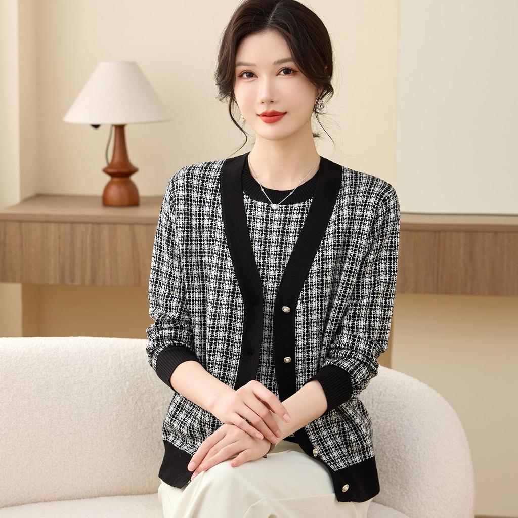 Noble Spring Striped Knit Two-Piece Set for Middle-Aged Women - Lightweight Summer T-Shirt and Pants
