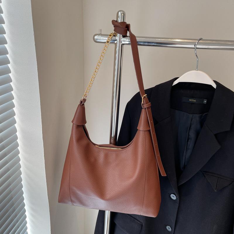 

This year, the popular large-capacity bag women s 2025 new soft leather messenger bag texture niche shoulder commuter tote bag темно-коричневого