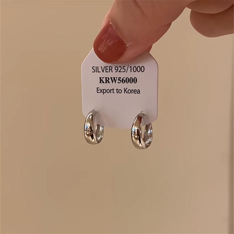 Pendientes de aro lisos de plata simples, nuevo estilo popular, de alta gama, pendientes de lujo ligero, pendientes de temperamento, diseño de nicho para mujer