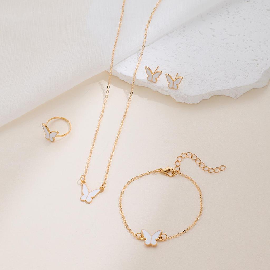 Koreaanse Stijl 4-delige Sieradenset: Bloemenarmband, Ring, Oorbellen met Stud & Klavertje Vier Ketting