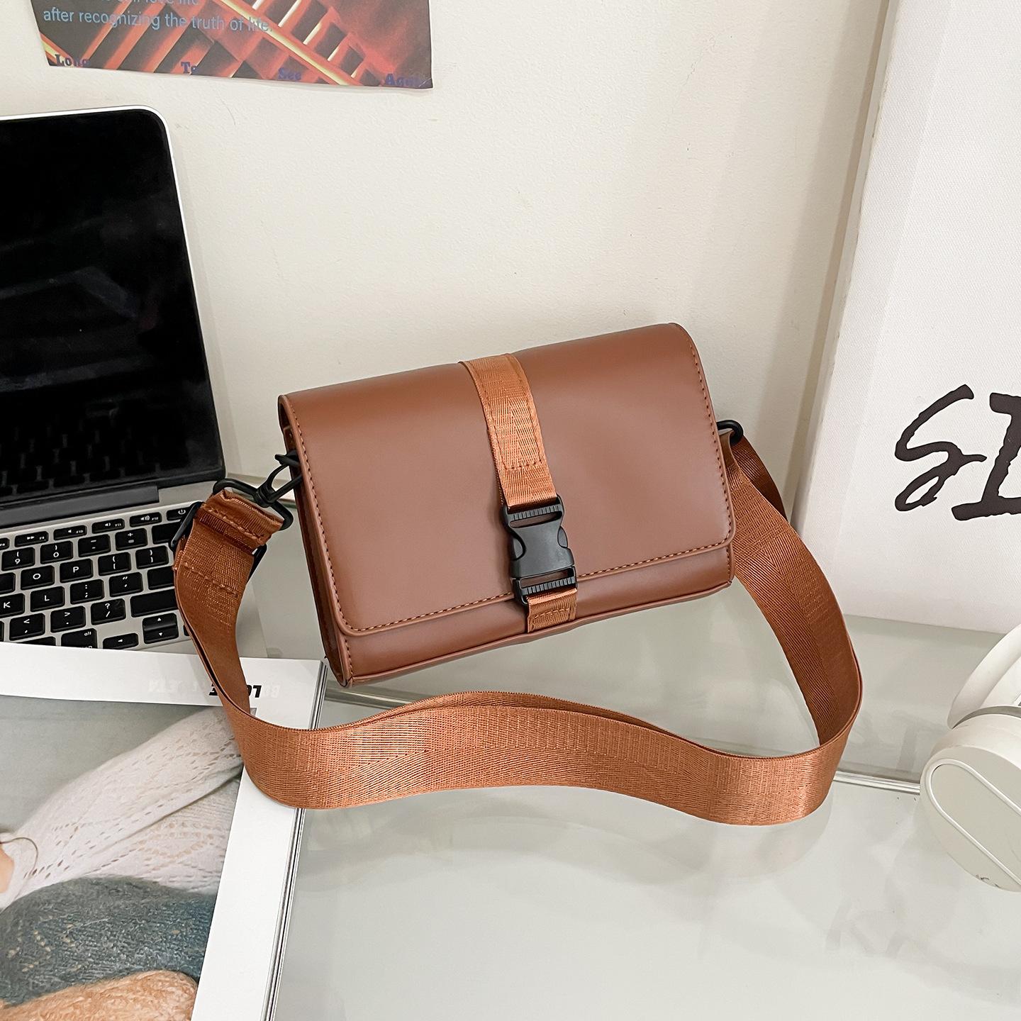 

Couple premium messenger bag small commuter bag cover shoulder bag waterproof hard case small square bag trendy mobile phone bag коричневый
