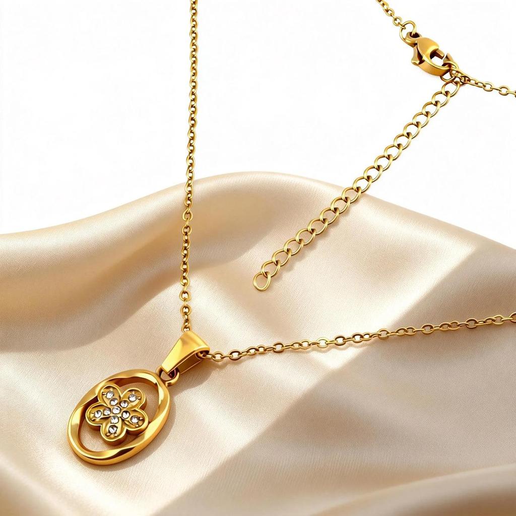 Korean-Japanese Four-Leaf Clover Zirconia Pendant Necklace with Rotating Design - Simple, Elegant, and Versatile Choker.