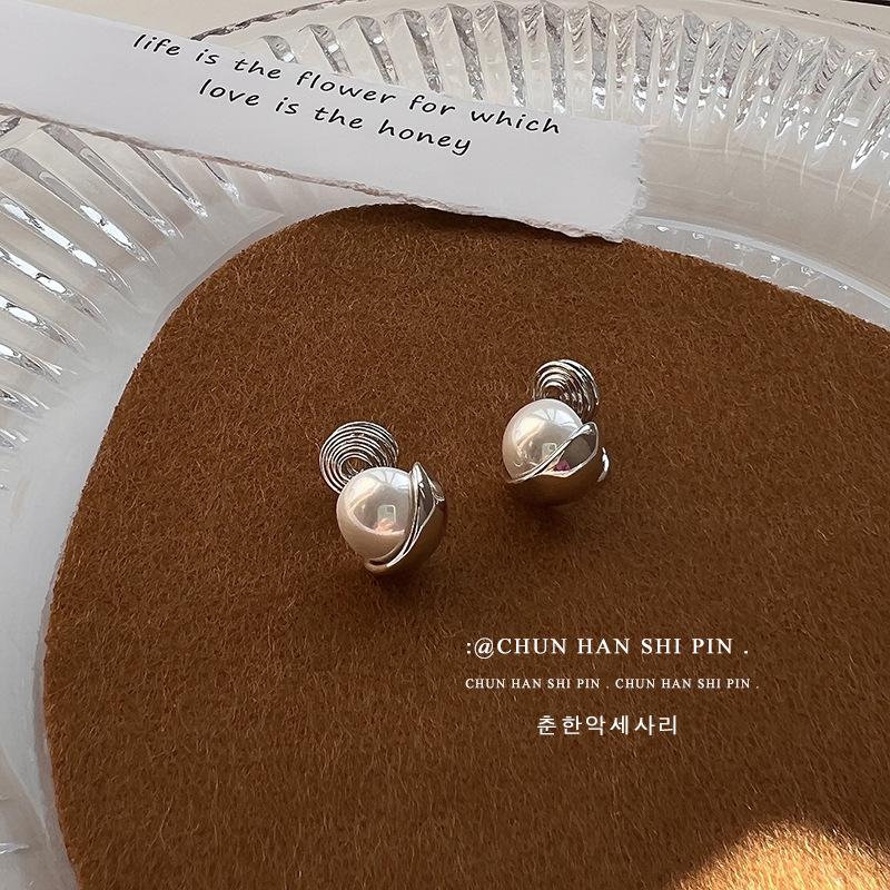 

Pearl ear clips, niche design, simple and versatile mosquito coil disc earrings, no earholes, high-end metal earrings.