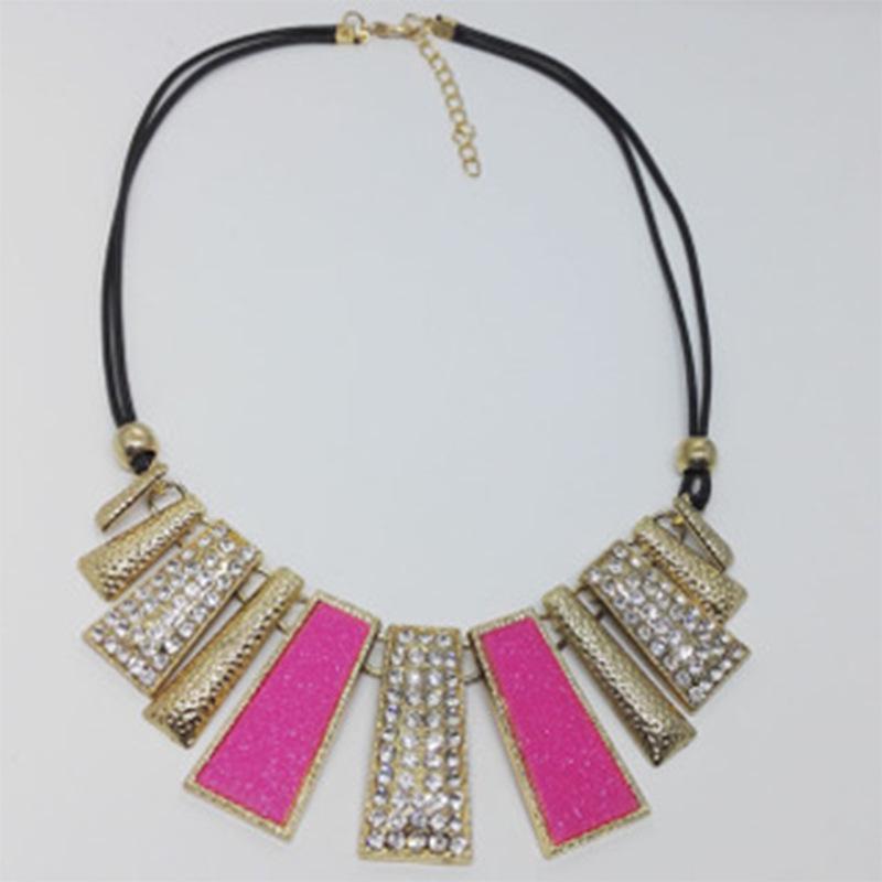 Colar Geométrico Multicolorido de Corda de Couro com Diamantes