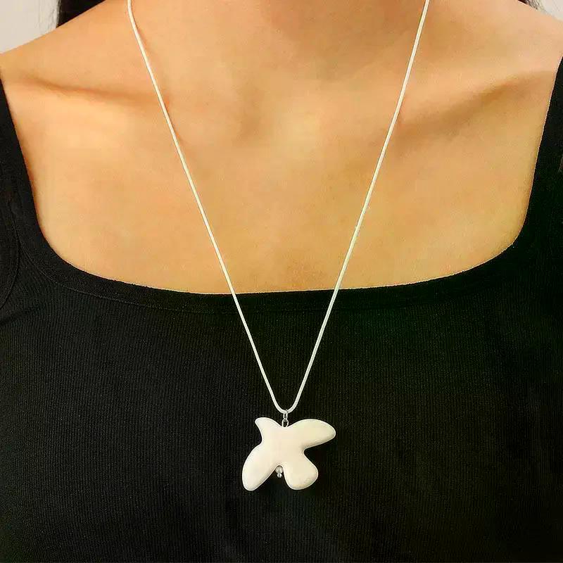 Squisito Collana Colomba della Pace in Ceramica Bianca Per Donna Ciondolo Colomba Vintage Catena per Maglione Moda Accessori Gioielli per Feste Regalo