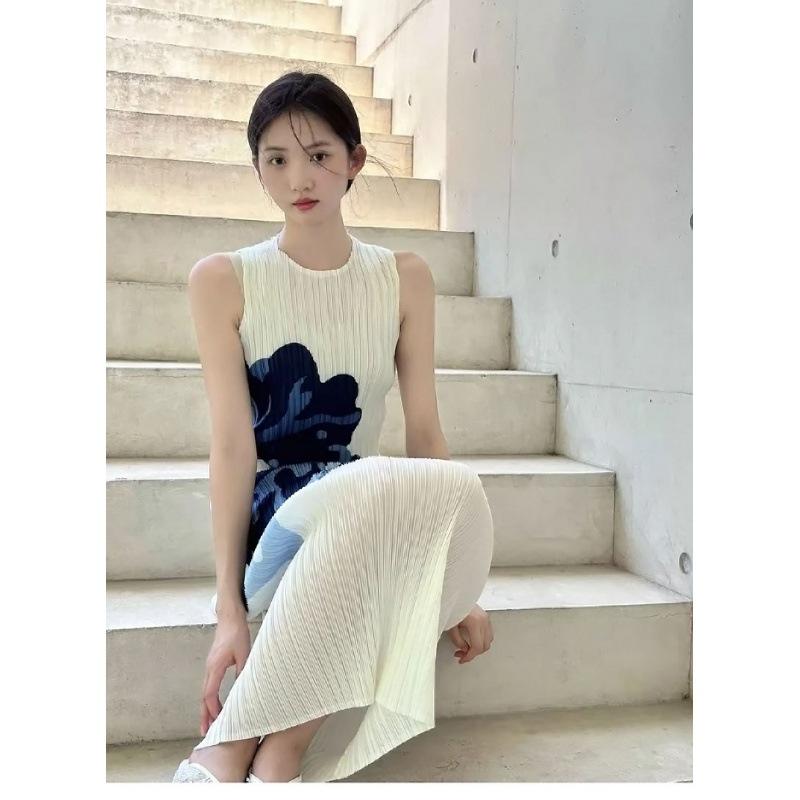 

In-Stock Miyake Elegant Print Sleeveless Pleated Dress: High-End, Loose, Slimming, Round Neck. One Size