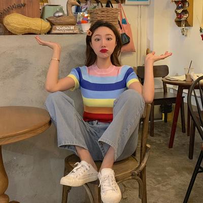 Koreański Letni Styl Nowy Dopasowany Sweter z Paskami w Kolorach Tęczy w Stylu HyunA, Zabawny Krótki Sweter z Krótkim Rękawem dla Kobiet