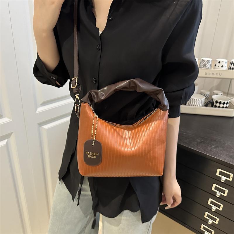 High-value Niche Design Pleated Portable New Summer Popular Beautiful Shoulder Messenger Bag Versatile