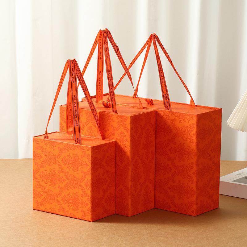 

Подарункова коробка на перший день народження: Упаковка для перекусу та сувеніру для однорічної дитини 15.5x15.5x7.5 cm