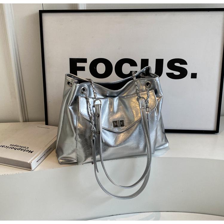 

Женская мягкая лакированная сумка-тоут из искусственной кожи с цепочкой и отделениями - Мода весна/лето 2024 серебряный