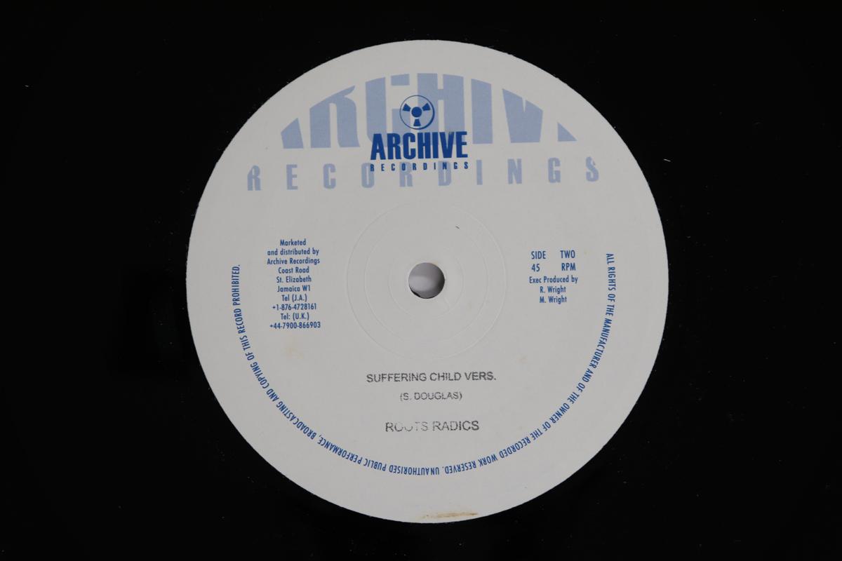 

12-дюймовая пластинка СИМВОЛЫ Страдающий ребенок AR12002 АРХИВНАЯ ЗАПИСЬ 2008 Великобритания Регги Ска Даб Б/У