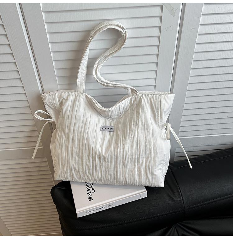 

Корейская тканевая сумка большой вместимости женская 2025 новая универсальная модная легкая сумка на плечо повседневная универсальная сумка под мышкой белый